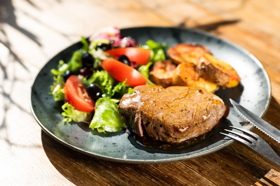 Rindfilet a la Barbakan, gebackene Kartoffeln, mix Salat