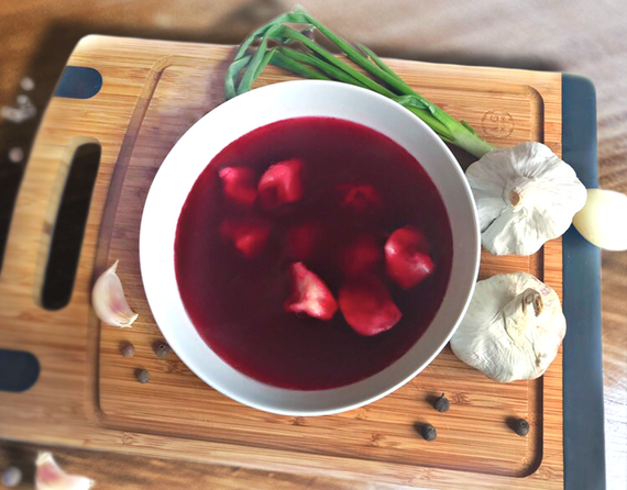 Rote-Rübensuppe mit litauischen Teigtaschen