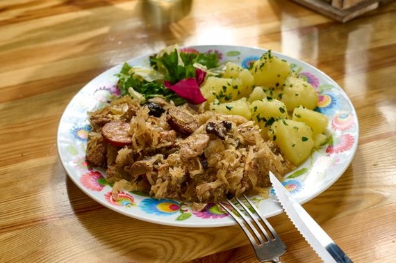 Bigos - plato tradicional polaco de chorizo,  carne de cerdo y ternera en chucrut, patatas o pan