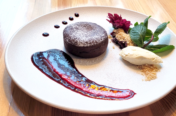 Fondant de chocolate con helado y salsa de cerezas