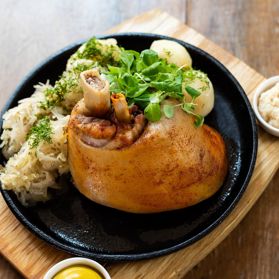 Knuckle of pork with cabbage