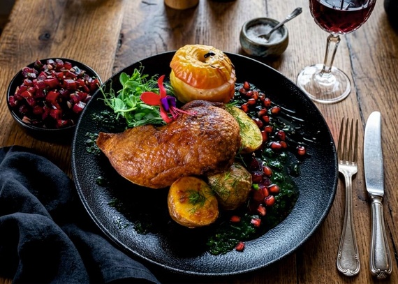 Kaczka pieczona luzowana/Kaczka sous vide po staropolsku z pieczonym jabłkiem,  ziemniaki pieczone,