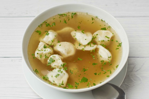 Sopa de pollo con  bolas de masa hervida