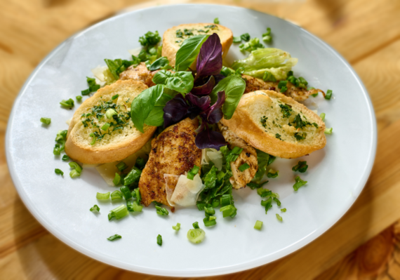 Ensalada de primavera con pollo a la plancha,  crutones de ajo y maduración de queso