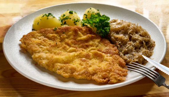 Kotlet schabowy, ziemniaki, kapusta zasmażana