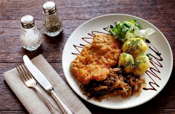Kotlet schabowy, ziemniaki, kapusta zasmażana
