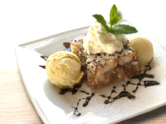 Pastel de manzana caliente con helado y crema batida