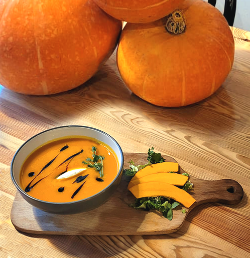 Crema de calabaza al horno con naranja, queso de cabra y salsa balsámica