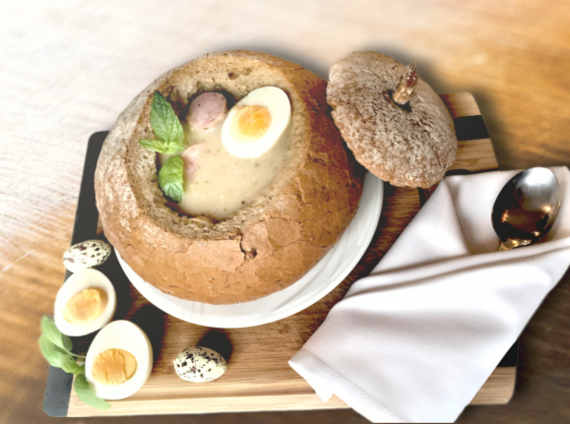 Sauerteigsuppe mit Weißwurst und Ei in Brot serviert